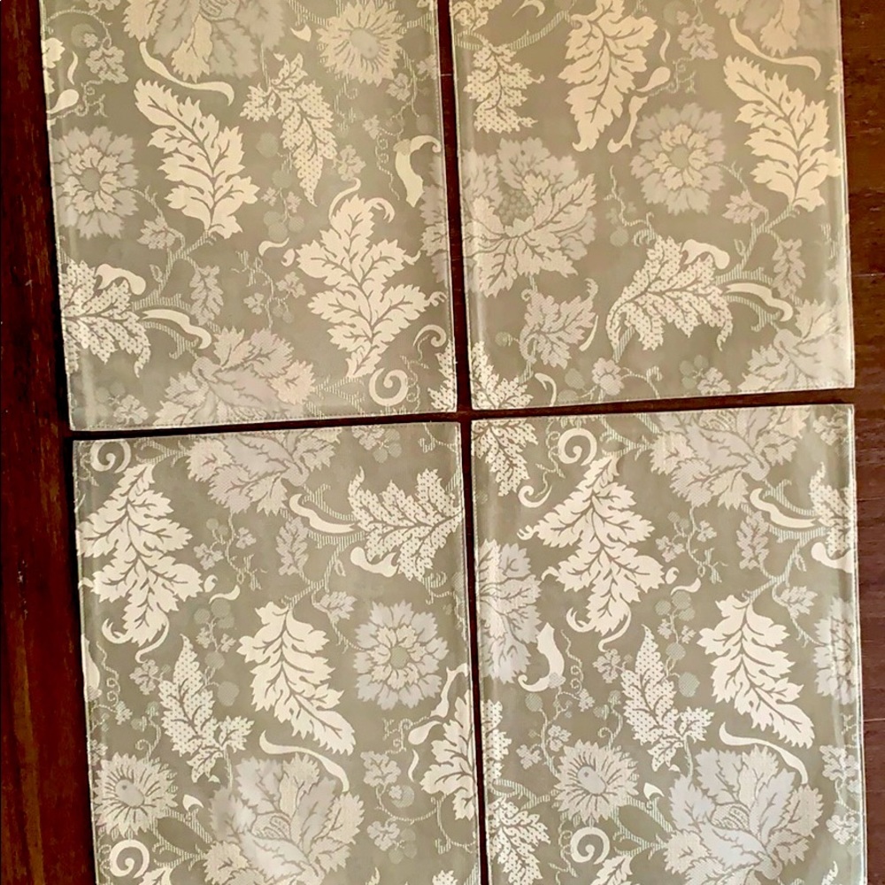 WEDGWOOD 4 placemats - NWOT Pea Green Damask